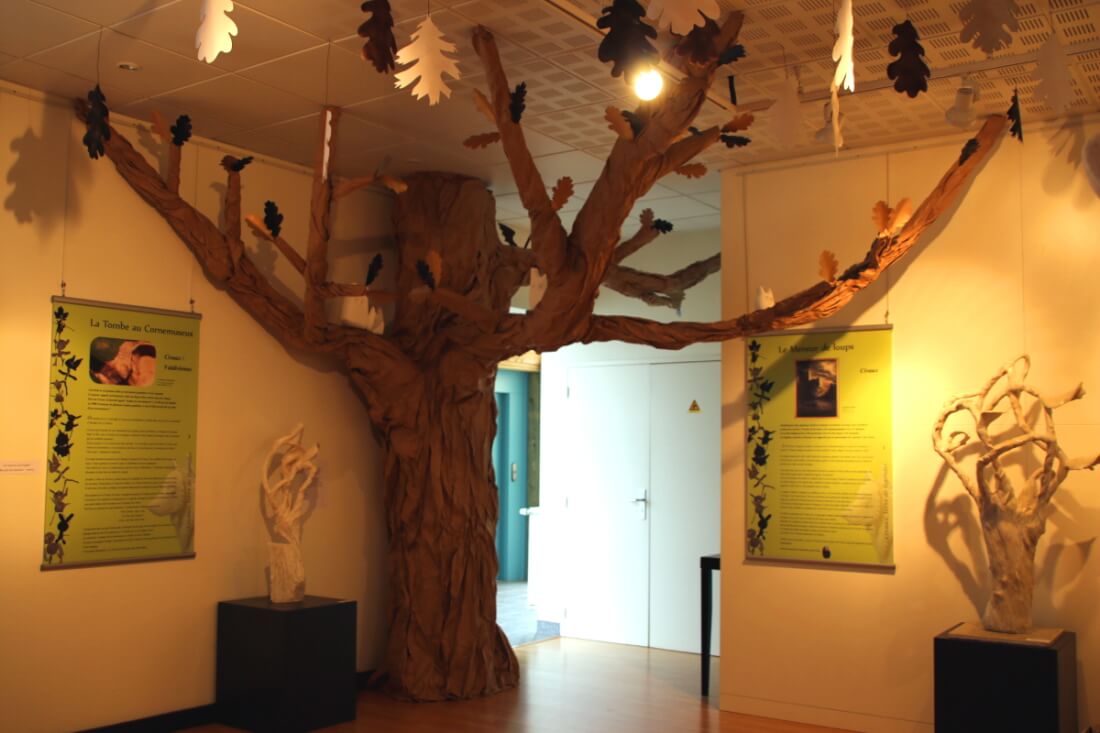 "Paper Tree III" -  Aleksandra Foltyn-Gouin et Polisto - Exposition "Civaux terre de légendes" 2018.
