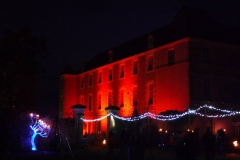 Éclairage d'une partie de la façade de la Maison-Dieu pour le spectacle "Lughna" de la compagnie "Arche En Sel" - FEST'Hiver 2019 - Montmorillon (86)