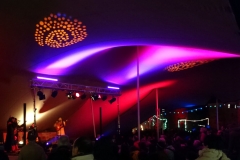 "Julianna Ymira", ses musiciens et le public sous la tente principale - FEST'Hiver 2019 - Montmorillon (86)