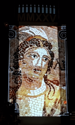 Soirée Antique 2025 - Les Tours Mirandes (86) - Vidéoprojection sur le 1er belvédère.