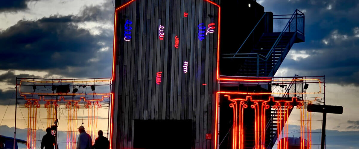 Soirée Antique 2024 - Les Tours Mirandes (86) - Light Show réalisé par Polisto et Adn System sur le 1er belvédère.