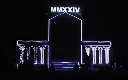 Soirée Antique 2024 - Les Tours Mirandes (86) - Light Show réalisé par Polisto et Adn System sur le 1er belvédère.